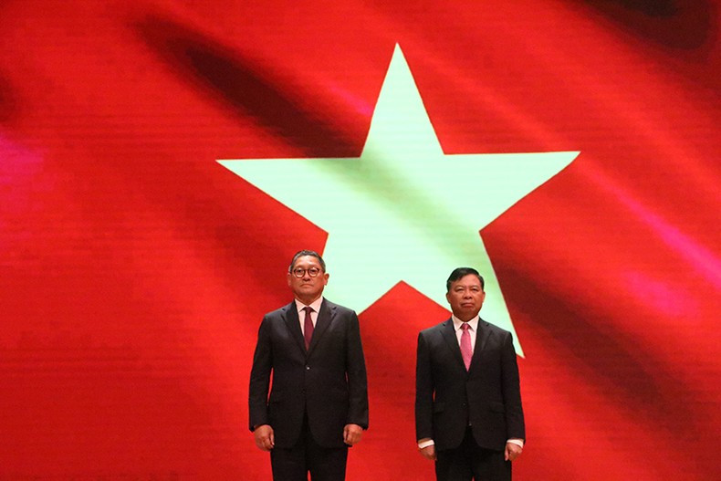 双方代表出席仪式。 双方代表出席仪式。