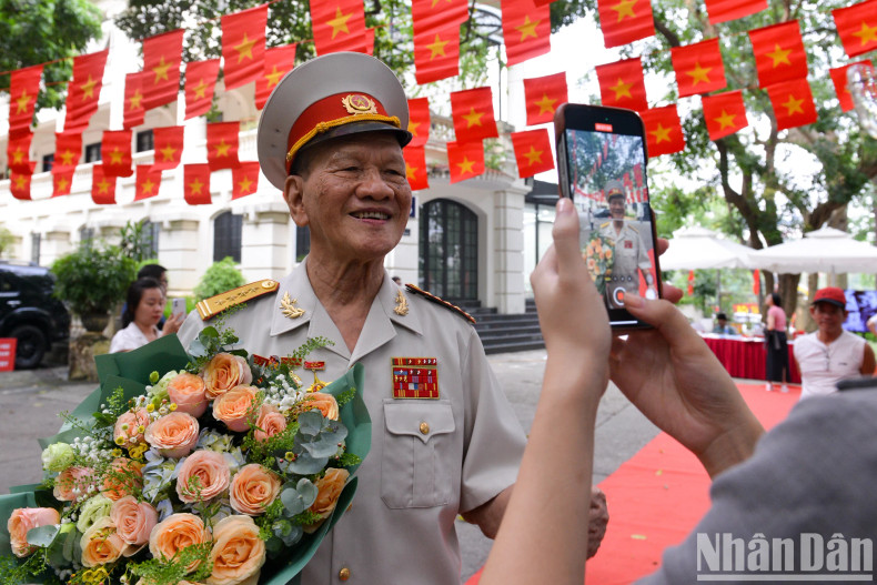 阮友才老战士参观展览并相信《人民报》的倡议将帮助年经一代更加了解历史。 阮友才老战士参观展览并相信《人民报》的倡议将帮助年经一代更加了解历史。