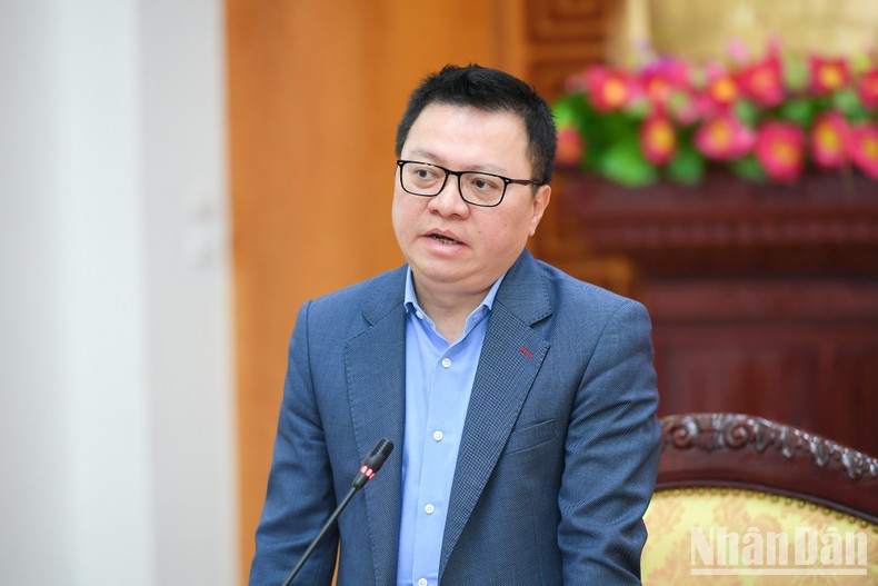 黎国明同志在会议上发言。 黎国明同志在会议上发言。