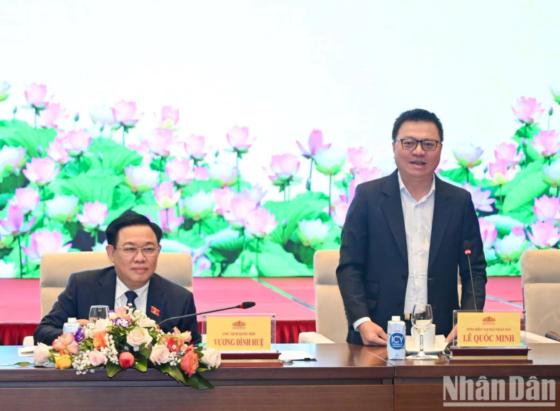 《人民报》社总编辑黎国明发表讲话。 《人民报》社总编辑黎国明发表讲话。
