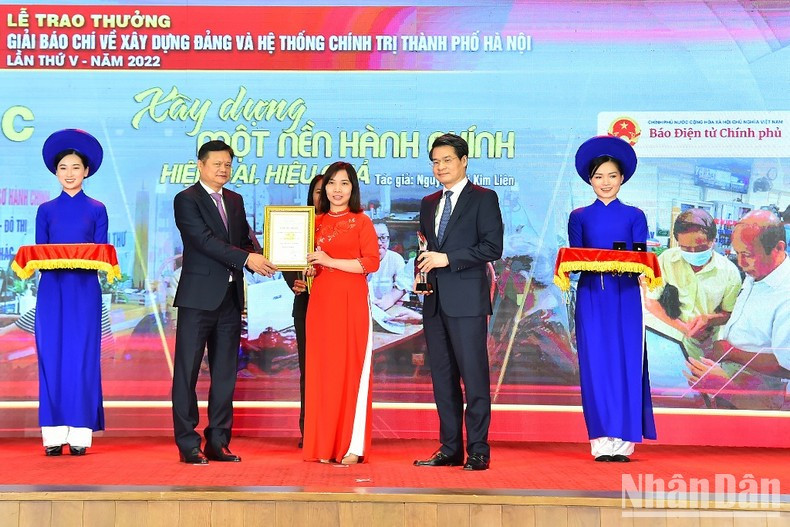 河内市领导向作者、作者小组颁发C等奖。