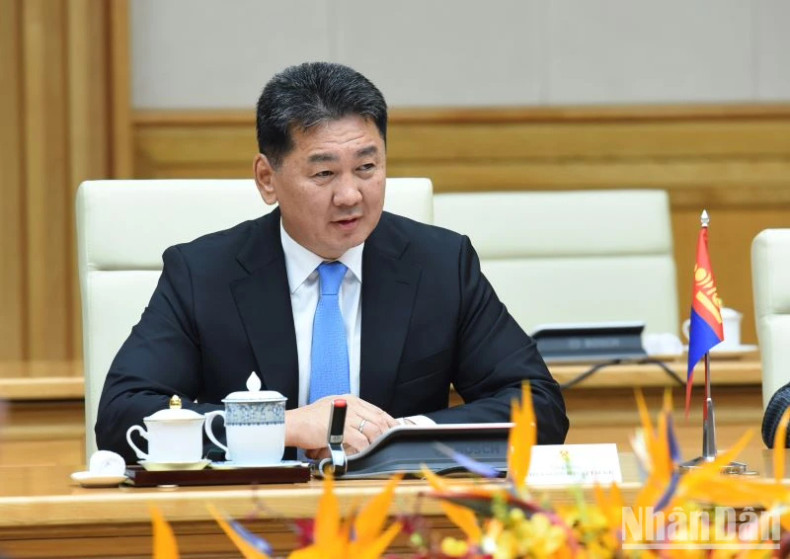 蒙古国总统乌赫那·呼日勒苏赫在会见中发表讲话。