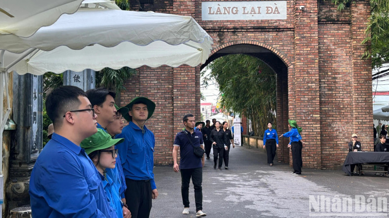 青年自愿者在越共中央总书记阮富仲家乡服务。