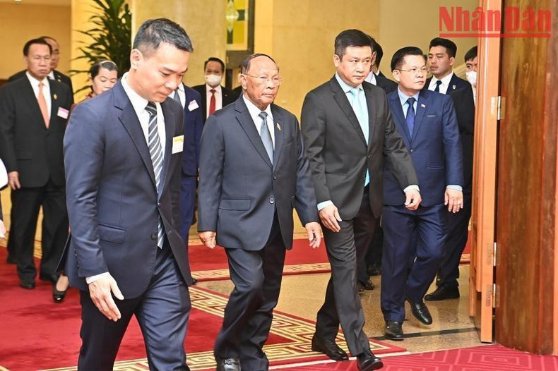由柬埔寨人民党名誉主席、柬埔寨国会主席韩桑林率领的柬埔寨王国国会高级代表团前来拜访越共中央总书记阮富仲。 由柬埔寨人民党名誉主席、柬埔寨国会主席韩桑林率领的柬埔寨王国国会高级代表团前来拜访越共中央总书记阮富仲。
