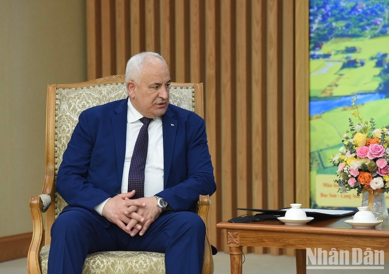 巴勒斯坦内政部长Ziad Hab Al-Reeh在会见中发表讲话。