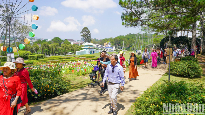 各旅游景点接待大量游客。 各旅游景点接待大量游客。