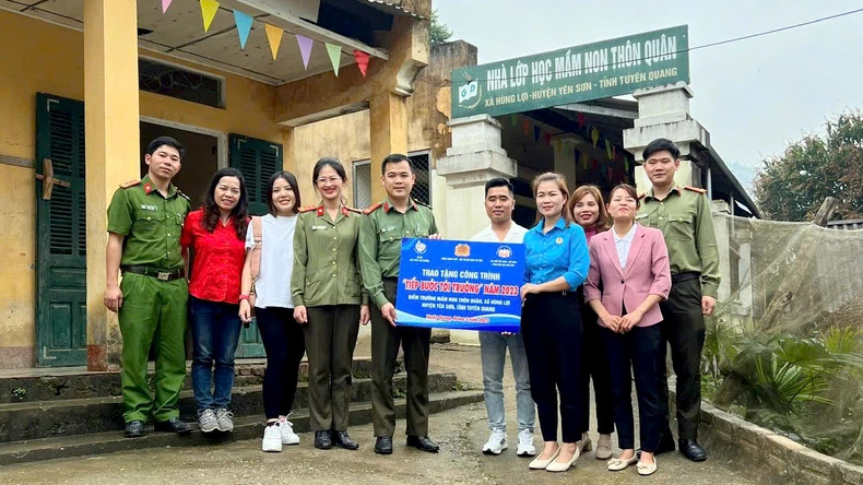 宣光省公安厅共青团和捐助者在安山县雄利乡军村幼儿学校实施了“助学前行”项目。 宣光省公安厅共青团和捐助者在安山县雄利乡军村幼儿学校实施了“助学前行”项目。