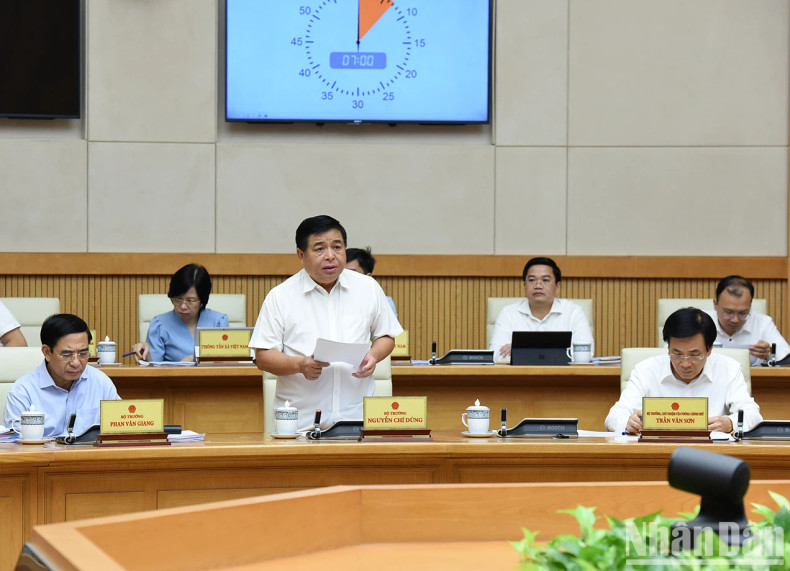 计划与投资部部长阮志勇主持会议。 计划与投资部部长阮志勇主持会议。
