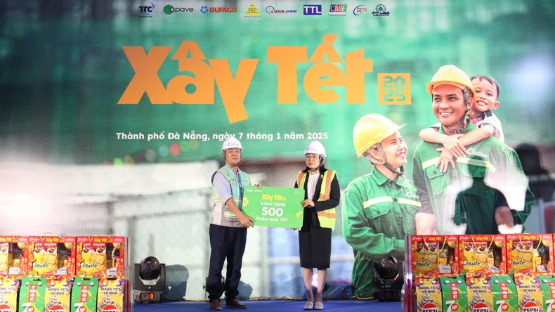 “2025年共筑春节”项目还向岘港市工人、劳动者赠送500份礼物。