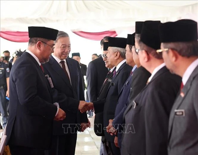 马来西亚官员欢迎苏林总书记。