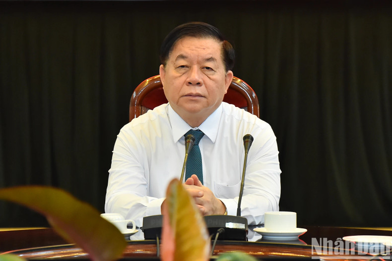 越共中央宣教部部长阮重义出席工作会议。 越共中央宣教部部长阮重义出席工作会议。