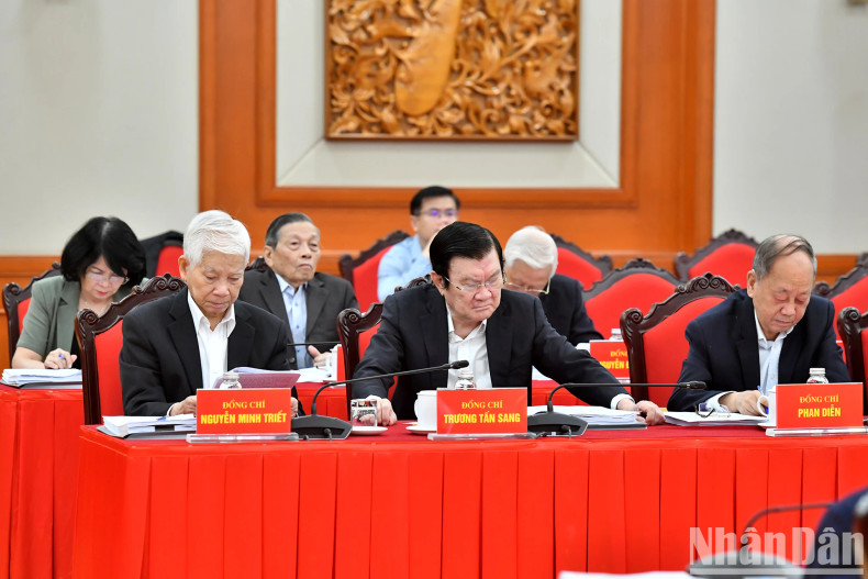 党和国家前领导人出席会议。 党和国家前领导人出席会议。