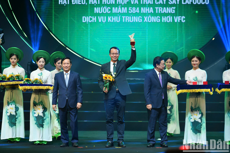 农业与农村发展部部长黎明欢向获得“国家品牌”产品的企业代表给予表彰。 农业与农村发展部部长黎明欢向获得“国家品牌”产品的企业代表给予表彰。