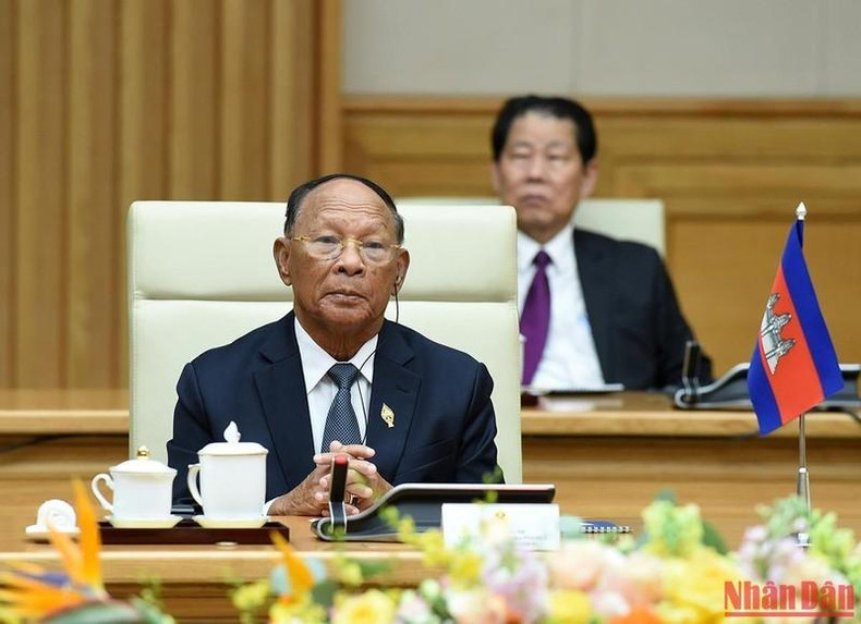 柬埔寨国会主席韩桑林祝贺越南政府和人民在越南共产党的英明领导下所取得的全面成就。 柬埔寨国会主席韩桑林祝贺越南政府和人民在越南共产党的英明领导下所取得的全面成就。