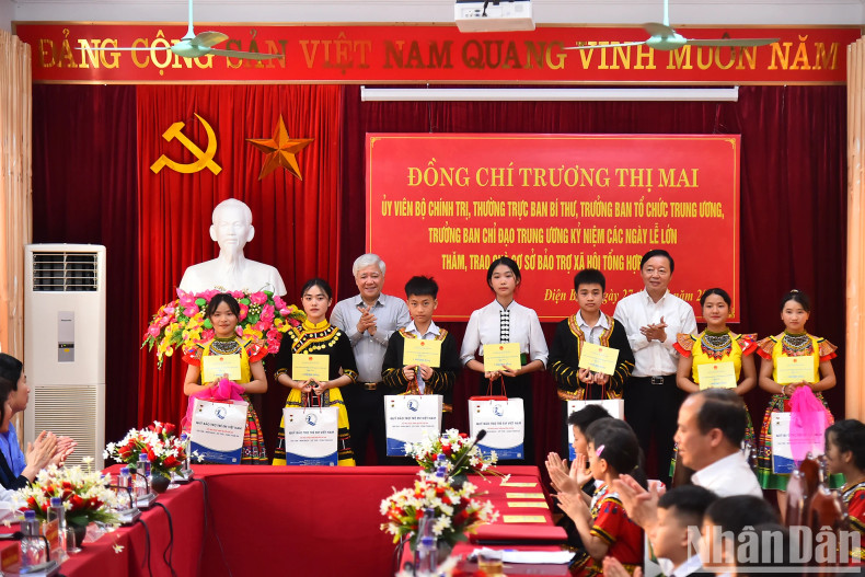 祖国阵线委员会杜文战和政府副总理陈红河乡贫困儿童赠送礼物。 祖国阵线委员会杜文战和政府副总理陈红河乡贫困儿童赠送礼物。