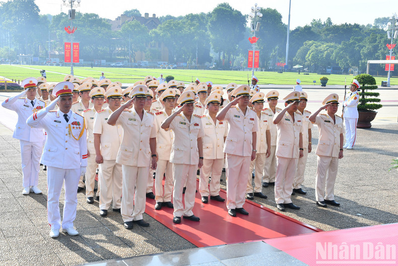 中央公安党委和公安部代表团。