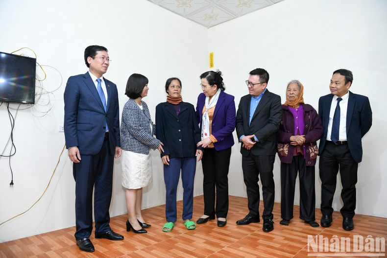 各位代表走访慰问平陆县橙剂受害者。