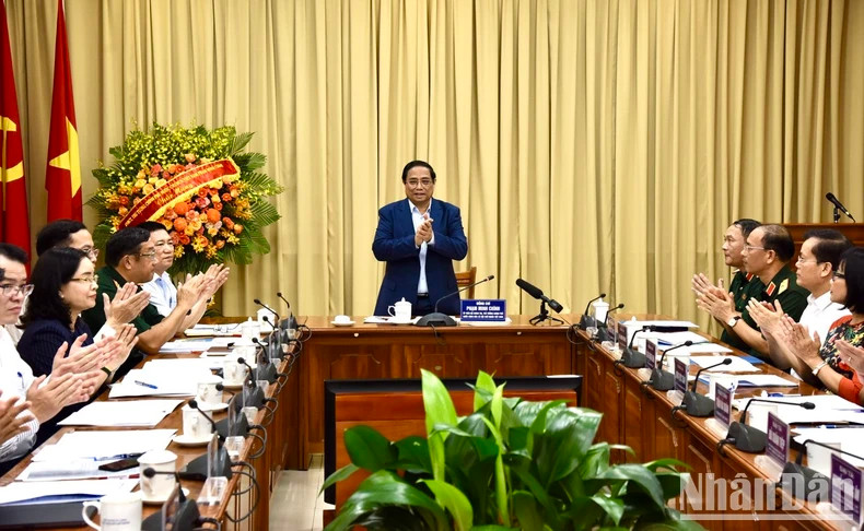 越南政府总理范明正同各部门、行业、胡志明主席陵管理委员会举行会议。 越南政府总理范明正同各部门、行业、胡志明主席陵管理委员会举行会议。