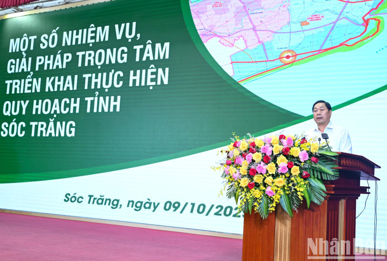 朔庄省人民委员会常务副主席林黄业在会议上发表讲话。 朔庄省人民委员会常务副主席林黄业在会议上发表讲话。