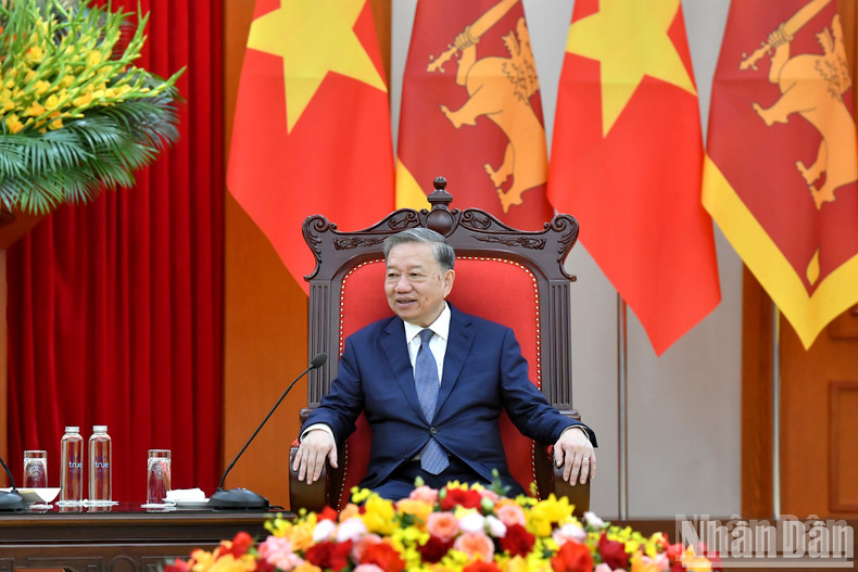 苏林总书记发表讲话。