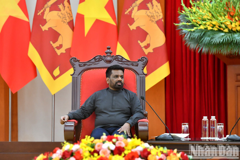 斯里兰卡总统阿努拉·库马拉·迪萨纳亚克发表讲话。