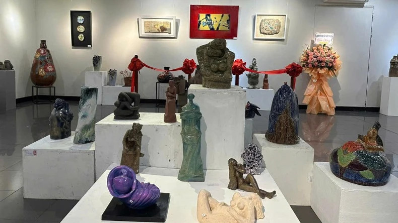 此展展出的作品种类丰富,从陶瓷雕塑、陶瓷绘画到应用陶瓷。 此展展出的作品种类丰富,从陶瓷雕塑、陶瓷绘画到应用陶瓷。