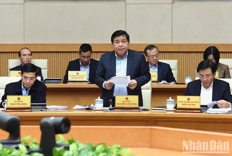 计划与投资部部长阮志勇发表讲话。