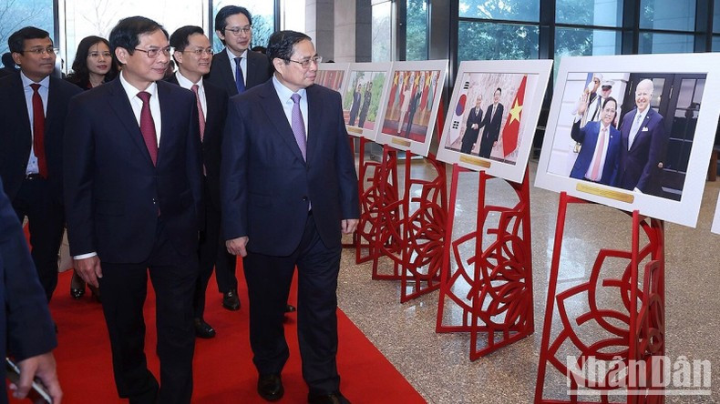 此前，范明正总理参观对外活动图片展。