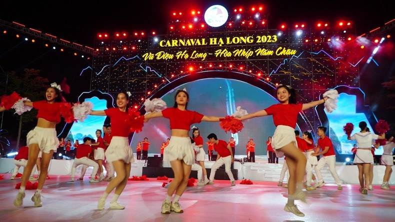 2023年下龙狂欢节开幕式上的艺术表演节目。 2023年下龙狂欢节开幕式上的艺术表演节目。