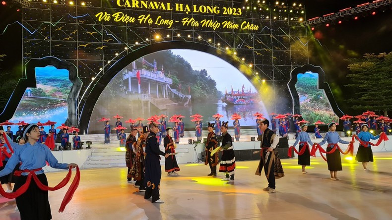 2023年下龙狂欢节上的广宁省各民族文化色彩。 2023年下龙狂欢节上的广宁省各民族文化色彩。