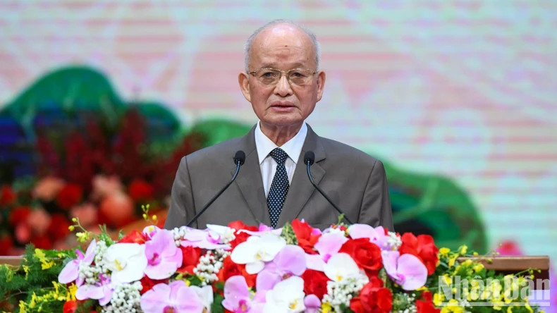 前越南国家审计长杜平阳发表讲话。 前越南国家审计长杜平阳发表讲话。