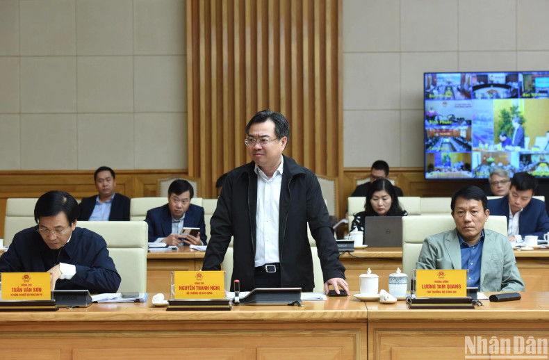 建设部部长阮青毅发表讲话。