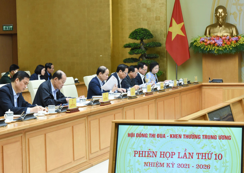 中央竞赛奖励委员会成员与会。