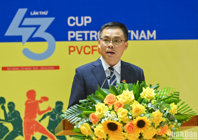 金瓯石油肥料股份公司营销副总监邓友胜发表讲话。