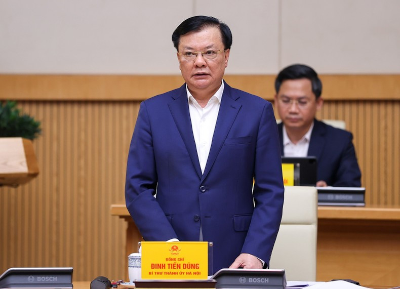 河内市市委书记丁进勇发表讲话。