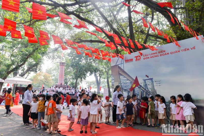 该展将于10月13日结束。 该展将于10月13日结束。