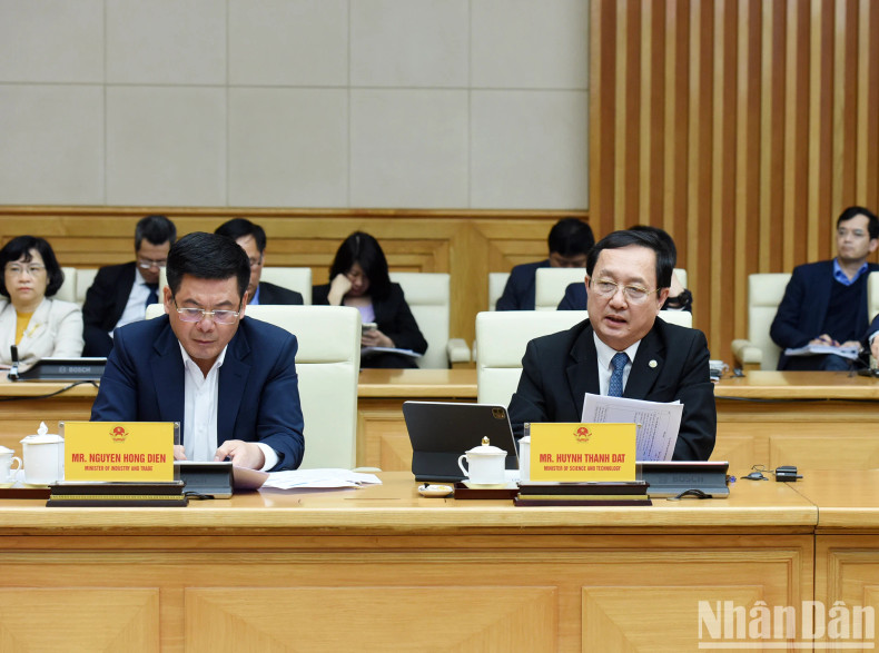 越南科技部部长黄成达发表讲话。