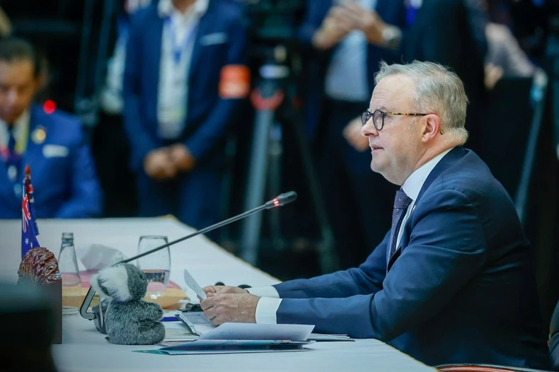 澳大利亚总理安东尼·阿尔巴内塞在会上发表讲话。