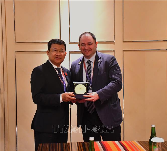 武海河主任和格鲁吉亚议会外委会主席萨姆哈拉泽。 武海河主任和格鲁吉亚议会外委会主席萨姆哈拉泽。