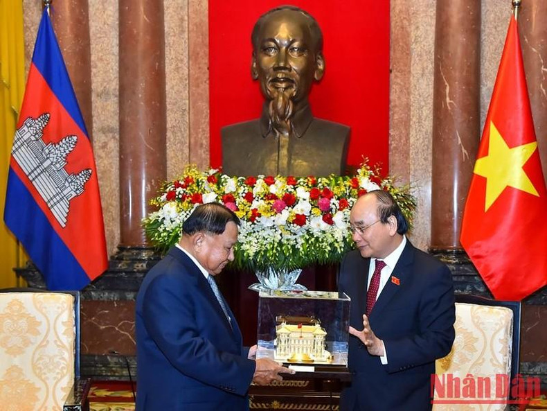 阮春福主席向柬埔寨参议院主席赛冲赠送纪念品。