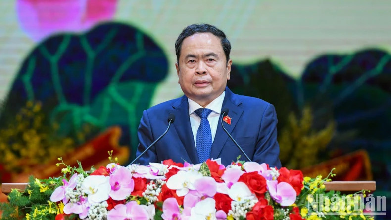 国会主席陈青敏发表讲话。 国会主席陈青敏发表讲话。