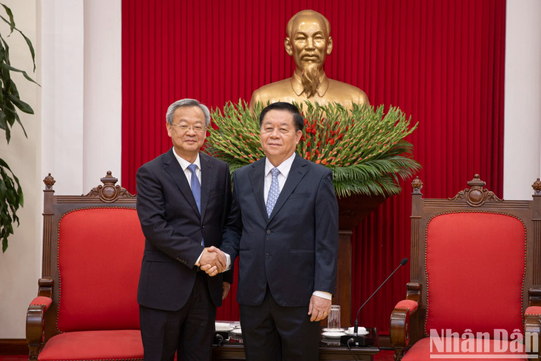 越共中央宣教与民运部部长阮重义和中国《人民日报》社总编辑陈建文。 越共中央宣教与民运部部长阮重义和中国《人民日报》社总编辑陈建文。