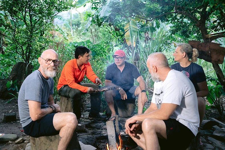 外国游客在广平省丽水县西部体验社区旅游。 外国游客在广平省丽水县西部体验社区旅游。