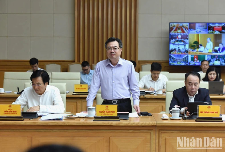 建设部部长阮青毅发表讲话。 建设部部长阮青毅发表讲话。