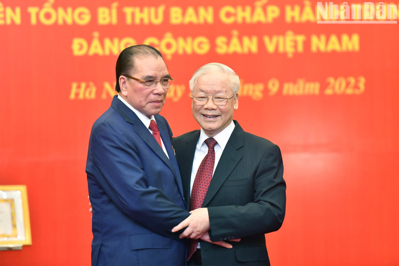 越共中央总书记阮富仲和原越共中央总书记农德孟。