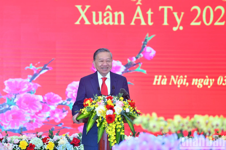 苏林总书记向越共中央办公厅干部、人员致以新春祝福。