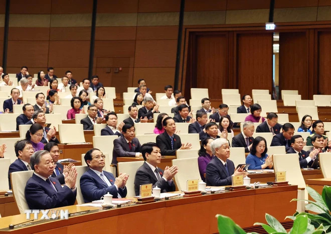 党和国家领导出席会议。 党和国家领导出席会议。