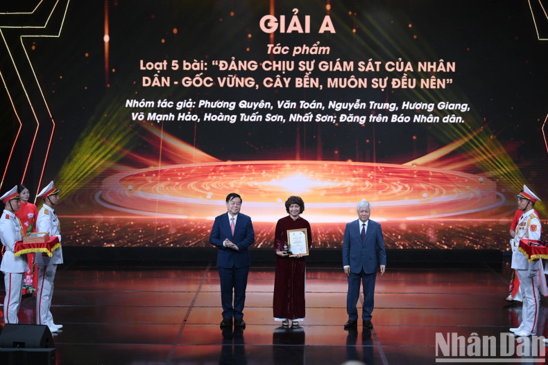 《人民报》记者荣获A等奖。