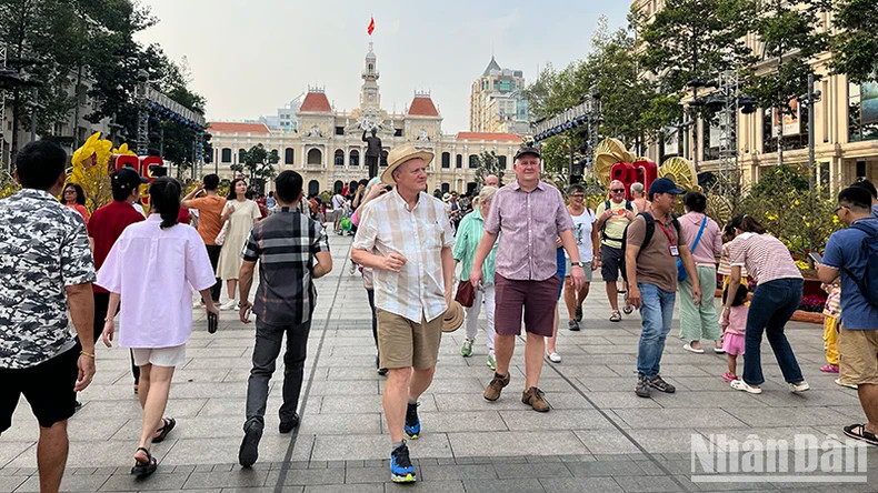 外国游客在胡志明市中心体验越南春节气氛。