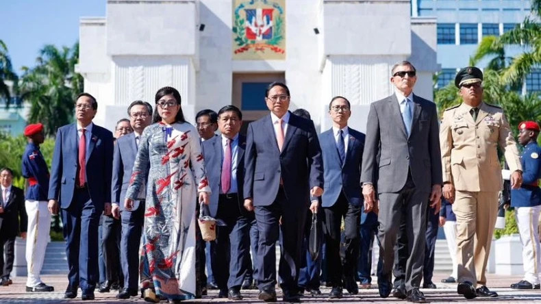 范明正总理和夫人以及各位代表在多米尼加立国领导纪念区。